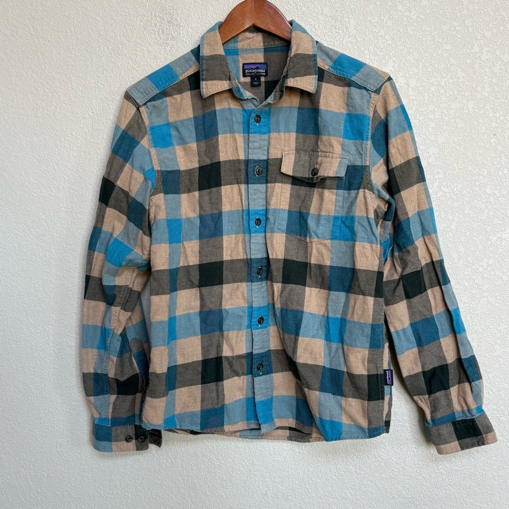 Patagonia Blue and Beige Checkered Button Down Shirt
